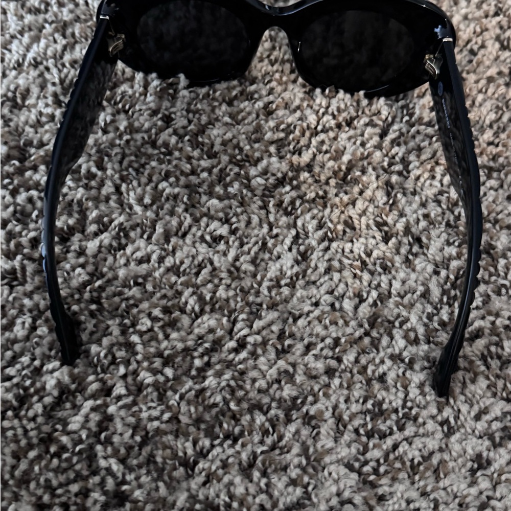 Burberry Black and Tan Oversized Sunglasses - Picture 8 of 10